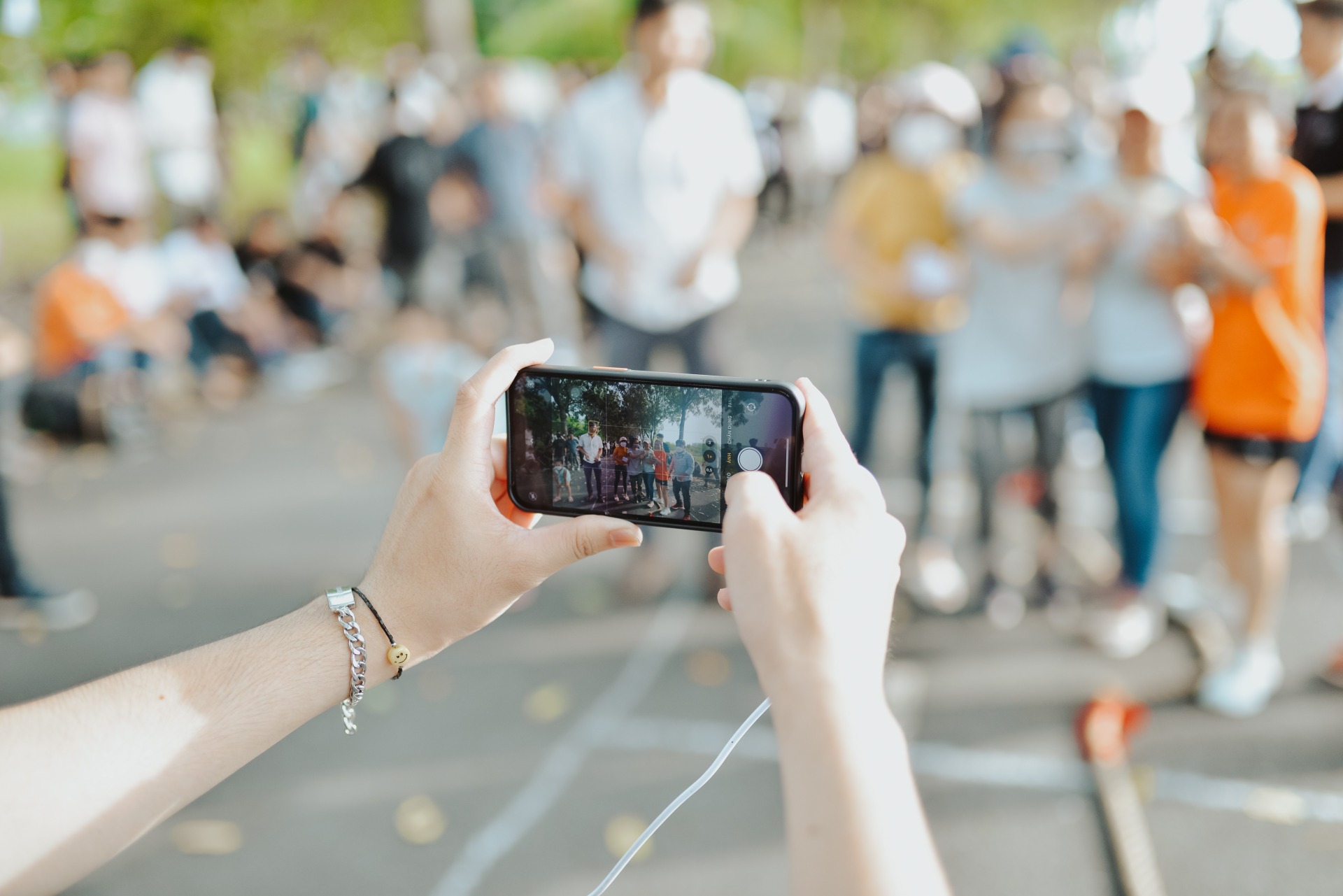 スマホで撮影する人