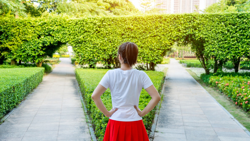 女性分かれ道の前